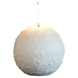Die Schneeballkerze ist eine weiße Kugelkerze mit Glitzer. Sie ist aus Wachs und hat einen Durchmesser von ca. 10 cm. Das Design der Kerze ist einem Schneeball nachempfunden.