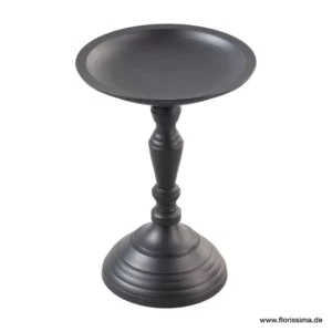 Der schwarze Kerzenständer ist aus Metall. Er hat eine Höhe von 16 cm und einen Durchmesser von 8,5 cm. Der einflammige Kerzenständer ist geeignet für eine Kerze mit einem Durchmesser bis zu ca. 8 cm.